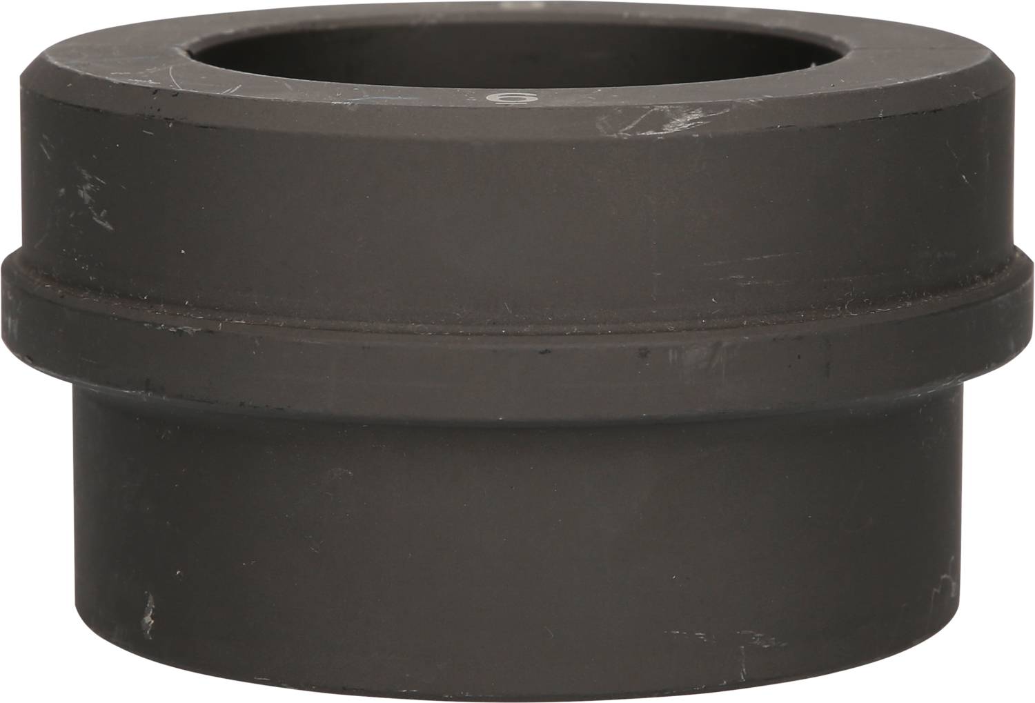 Ein schwarzer, zylindrischer Adapter oder Muffe aus Metall.