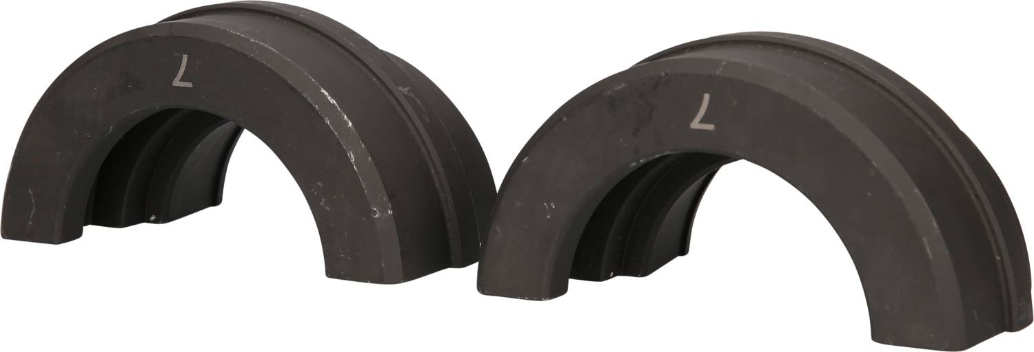 Zwei große, dunkelgraue Metallstücke in Halbbogenform mit einem 'L' darauf markiert. Sie sind nebeneinander aufgestellt.