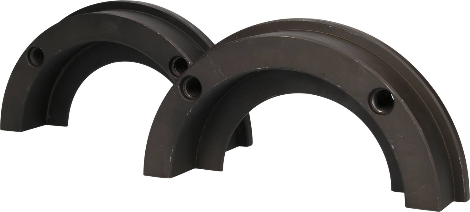 Zwei gebogene, dunkle Metallteile mit Schraubenlöchern, möglicherweise Befestigungselemente für mechanische Anwendungen.