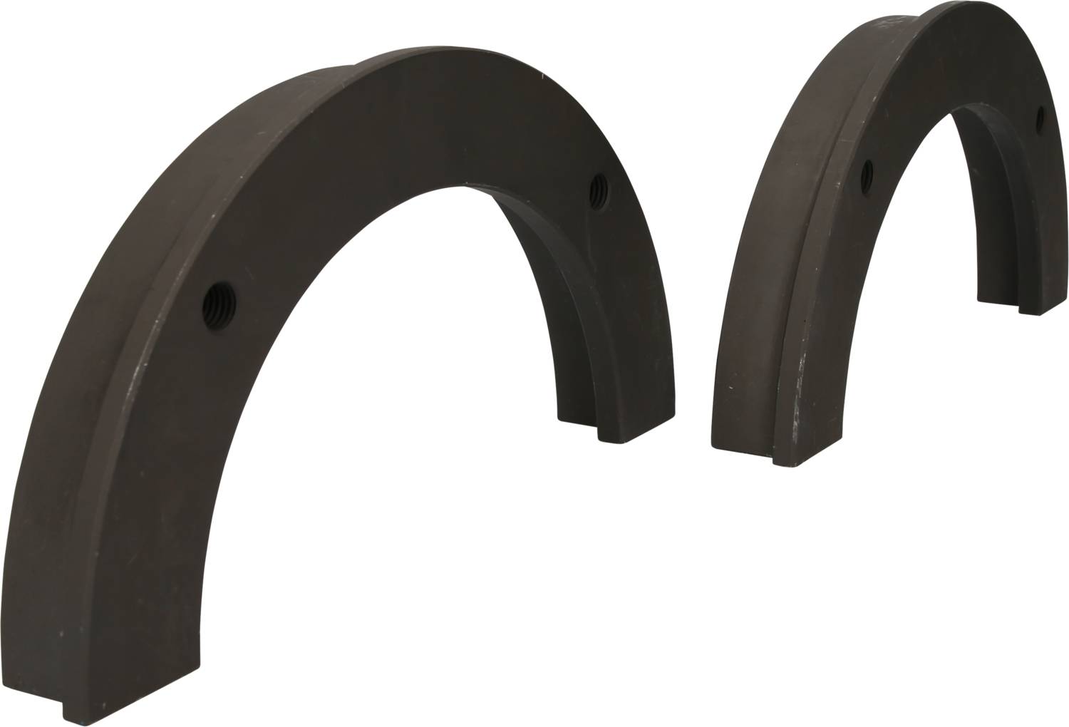 Zwei gebogene Metallteile mit Löchern an beiden Enden, auf weißem Hintergrund. Sie variieren in Größe und haben ein glattes, dunkelgraues Finish.