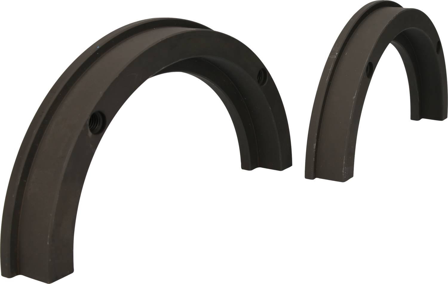 Zwei halbrunde, schwarze Komponenten aus Metall, unterschiedlich groß, stehen aufrecht nebeneinander. Sie ähneln Abschnitten eines Kreises.