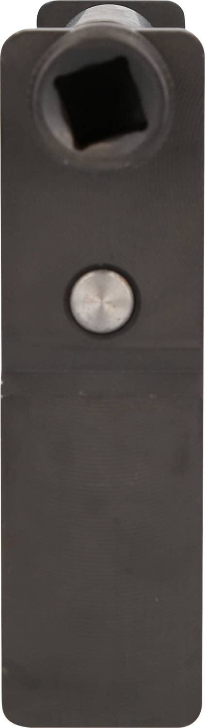 Schwarzes, längliches Objekt mit rundem, silbernem Knopf in der Mitte und quadratischer Öffnung oben. 