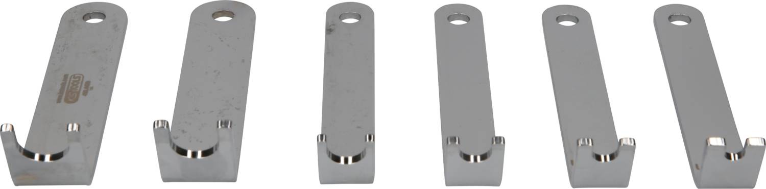 Sechs identische Metallhaken nebeneinander in einer Reihe angeordnet. Alle Haken sind silbern und haben am oberen Ende ein Loch.