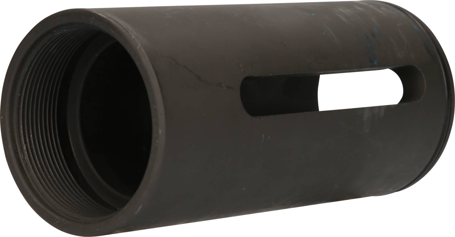 Schwarzer, zylindrischer Metalladapter mit seitlichem Schlitz, vermutlich für technische oder mechanische Anwendungen.
