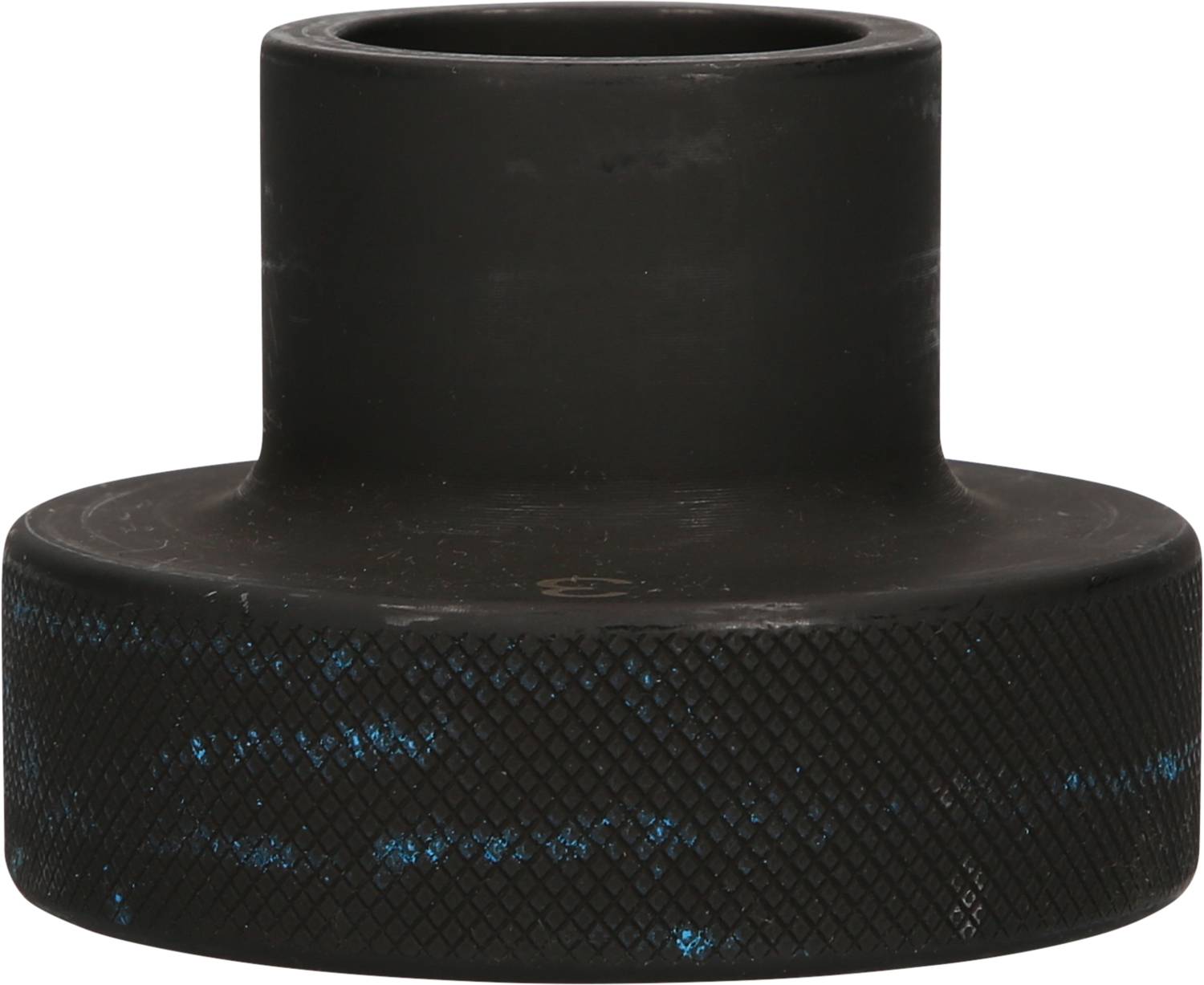 Ein schwarzes, zylindrisches Metallteil mit größerem, gerändeltem Sockel und schmalerem Aufsatz, möglicherweise ein Maschinenteil.