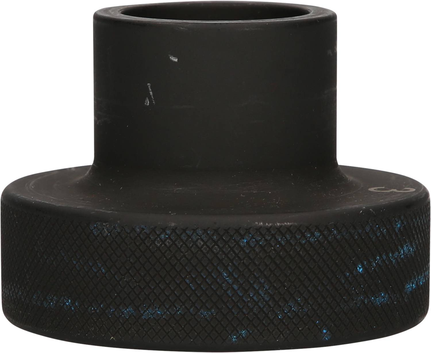 Schwarzer, zylindrischer Adapter mit geriffelter Oberfläche, vermutlich für mechanische oder technische Anwendungen.