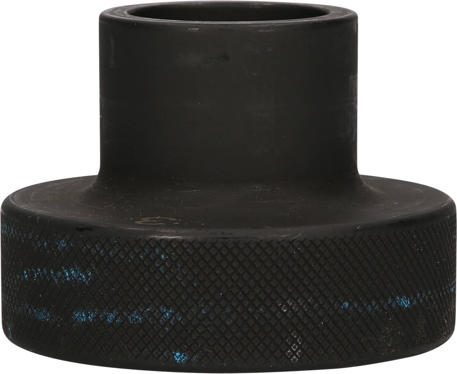 Ein schwarzer Adapter mit geriffelter Basis und zylindrischem Aufsatz, wahrscheinlich für die Verbindung von Rohren oder Schläuchen geeignet.