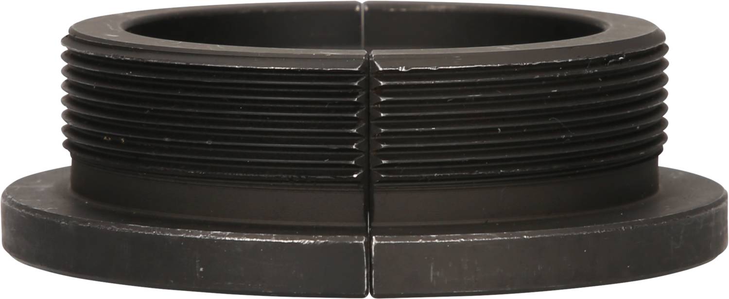 'Schwarzer, gerippter Metallring mit flacher Basis, geteilt in zwei Hälften, vor weißem Hintergrund.'