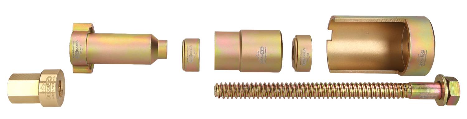 Ein Satz von Werkzeugkomponenten aus Metall, bestehend aus Schrauben und Buchsen, in einer Reihe auf weißem Hintergrund angeordnet.