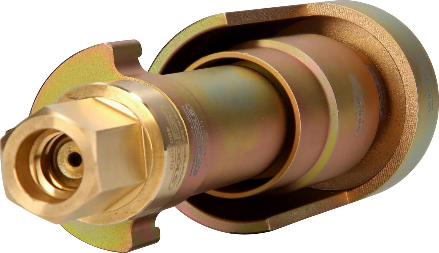 Ein vernickeltes Rohrverbindungsstück mit einer Messingkappe auf weißem Hintergrund, teilweise aufgeschnitten, um das Innere zu zeigen.