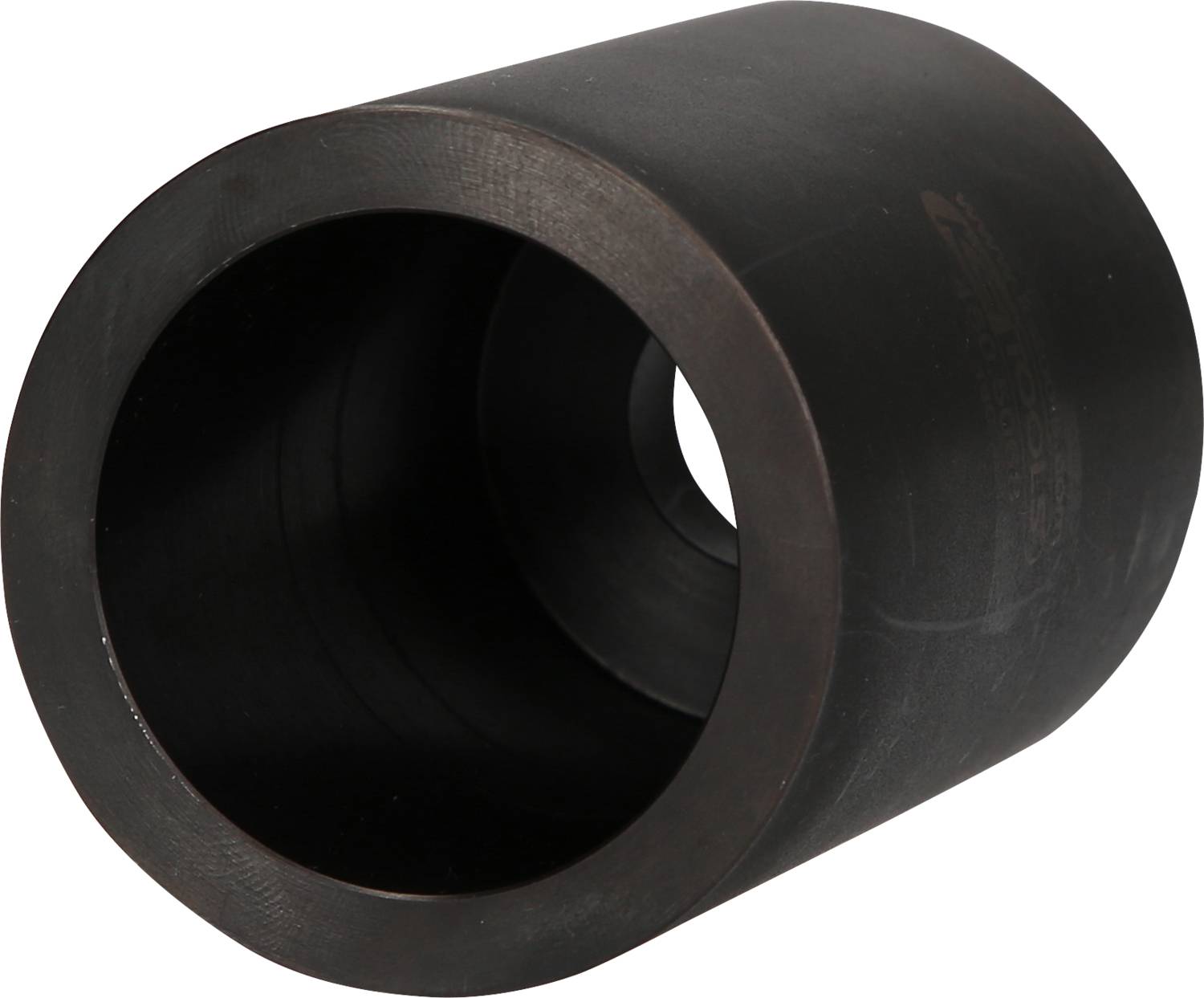 Ein schwarzes, zylindrisches Rohr aus Metall mit einer großen Öffnung. Es liegt auf der Seite und hat eine glatte Oberfläche.