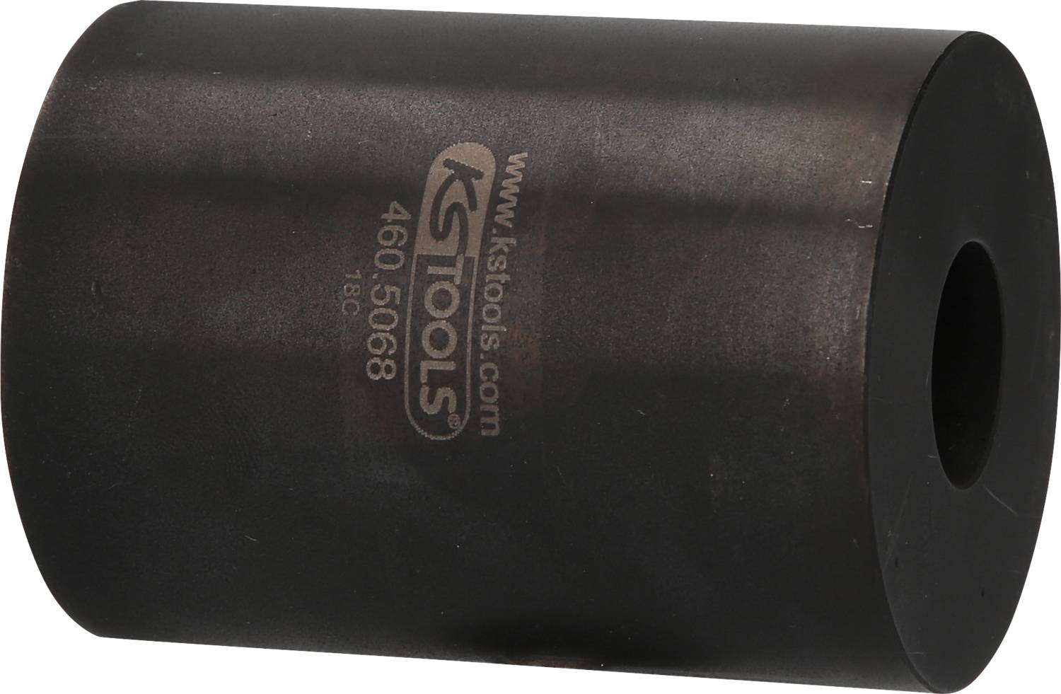 Ein zylindrisches schwarzes Metallwerkzeug mit einer mittigen Bohrung, auf dem die Aufschrift 'KSTOOLS 460.5068' geprägt ist.