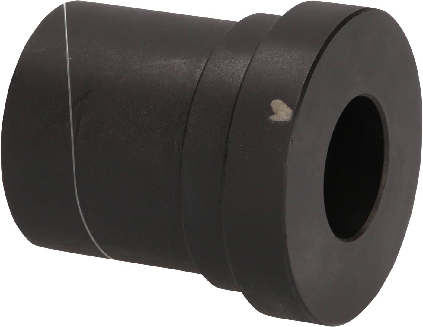 Ein schwarzer zylindrischer Adapter mit einer abgeschrägten Kante und einem inneren Hohlraum, möglicherweise ein technisches Bauteil.