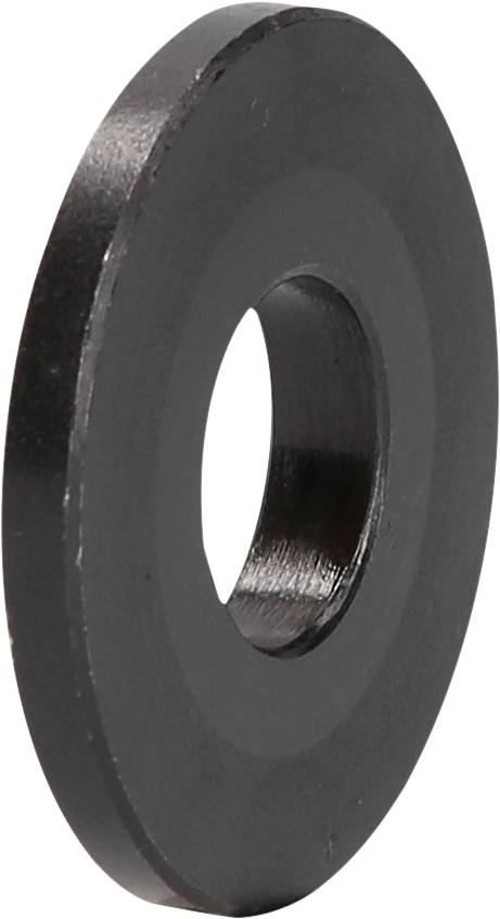 Eine einzelne schwarze Unterlegscheibe aus Metall. Sie hat ein zentrales, rundes Loch und wirkt solide und flach.