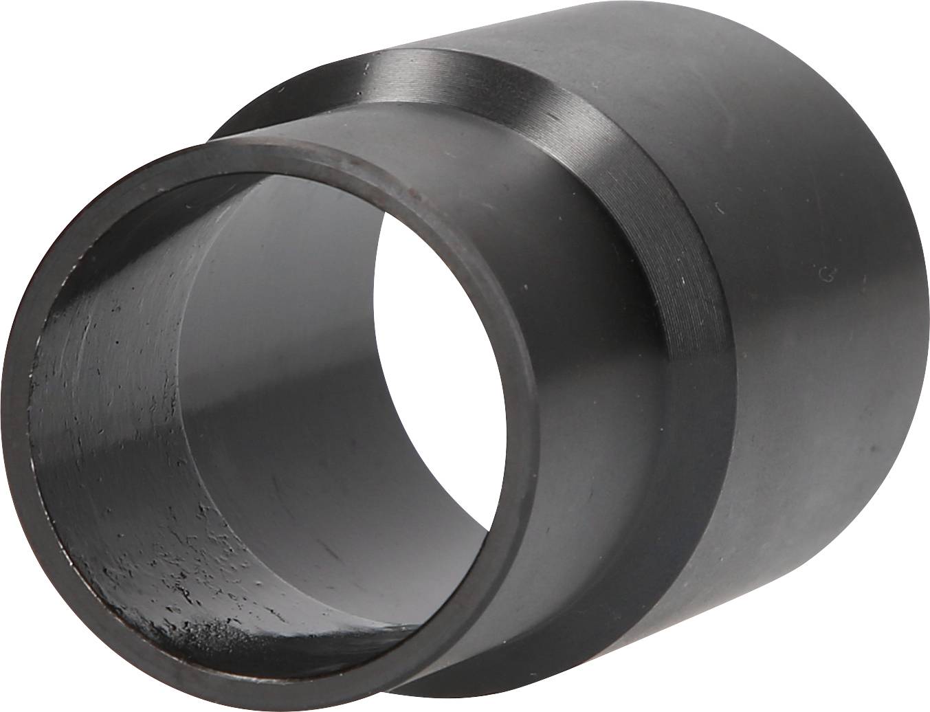 Ein zylindrisches, schwarzes Metallstück mit einer größeren und einer kleineren Öffnung, möglicherweise ein Maschinenteil oder Adapter.