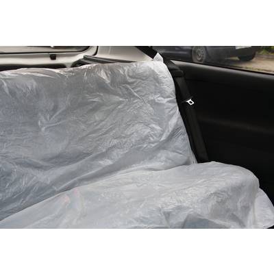 Der Rücksitz eines Autos ist mit einer durchsichtigen, plastischen Schutzfolie abgedeckt, um den Sitz vor Schmutz zu schützen.