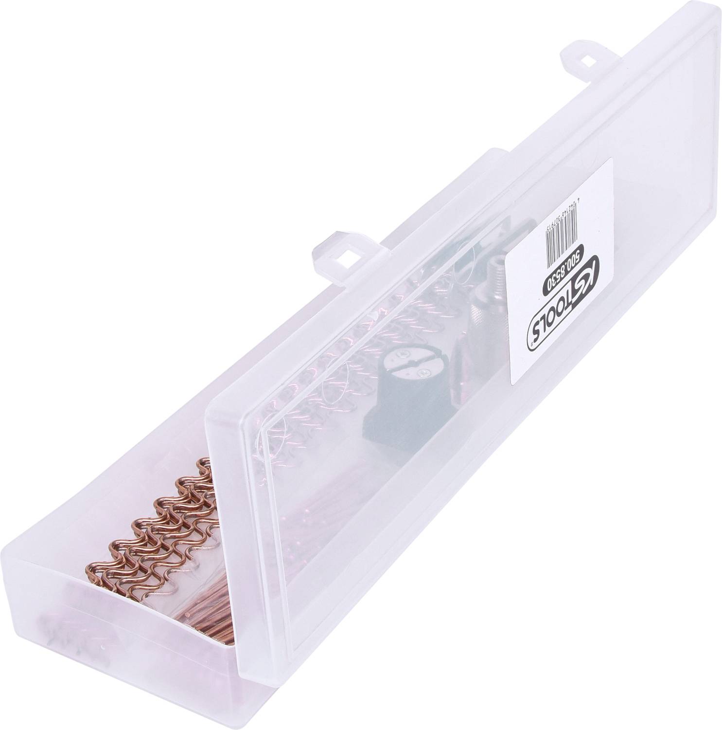 Eine durchsichtige Kunststoffbox mit einem Etikett der Marke 'Stools'. Die Box enthält verschiedene kleine Metallgegenstände.