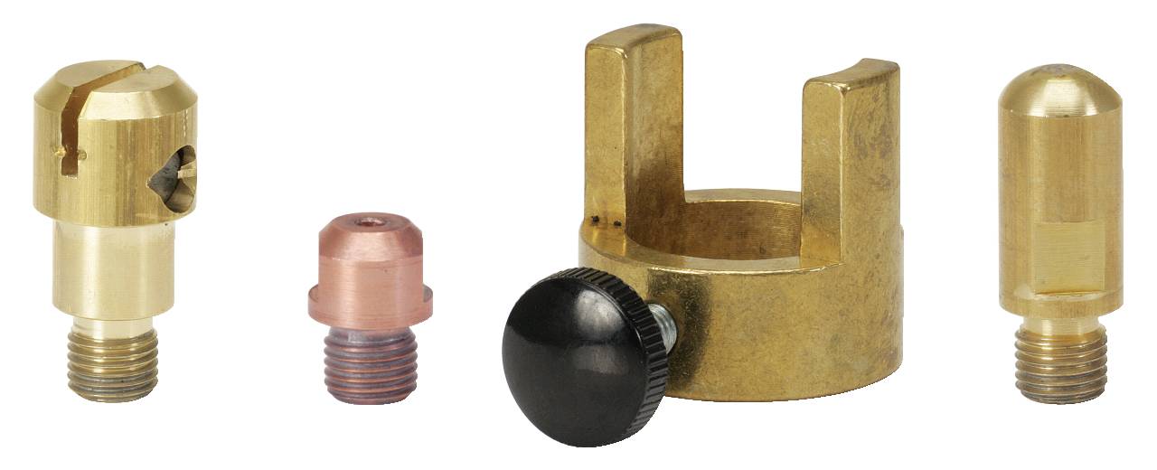 Diverse Metallteile auf weißem Hintergrund: zwei messingfarbene Bauteile, ein kupferfarbenes Element und ein schwarzer Knopf.