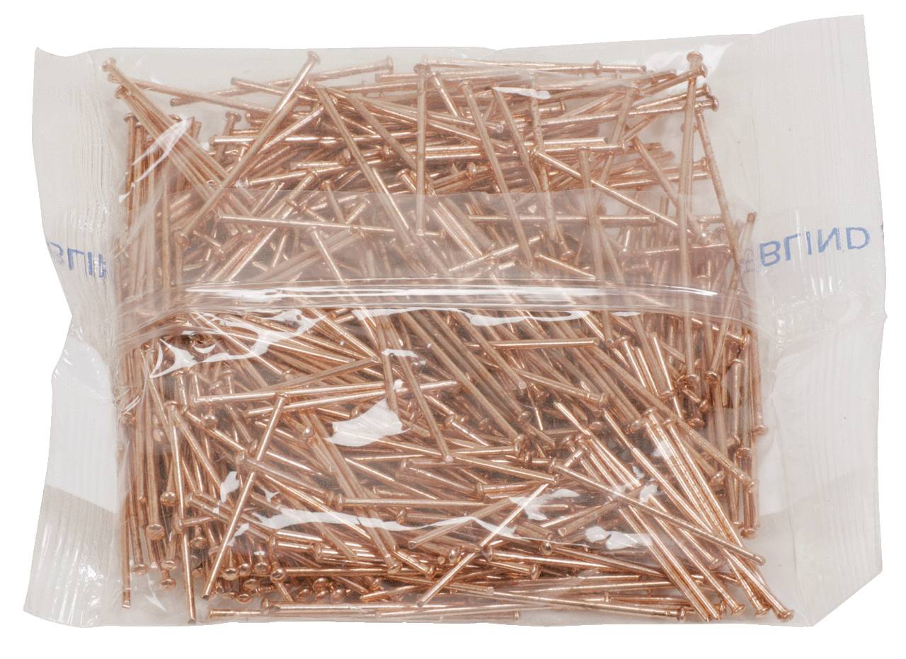 Eine Plastiktüte mit vielen kleinen Kupfernägeln, chaotisch angeordnet.