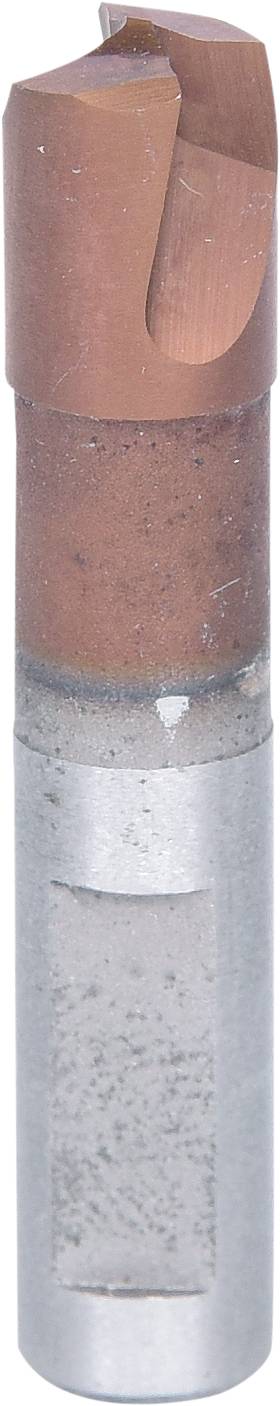Nahaufnahme eines Schneidwerkzeugs aus Metall mit einer kupferfarbenen, spiralförmigen Spitze. Verwendet in Maschinenbearbeitung.