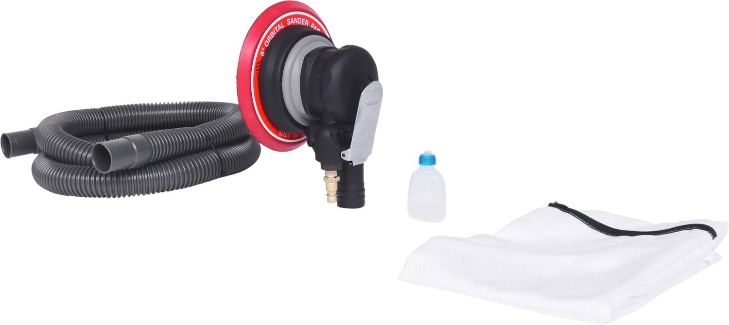 Staubsauger-Zubehörset mit rotem Adapter, schwarzem Schlauch, kleinem Plastikbehälter und weißem Stoffbeutel.