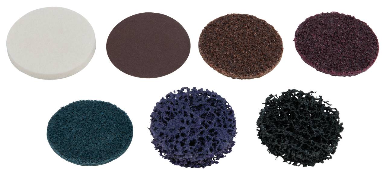 Verschiedene runde Schleifscheiben mit unterschiedlichen Texturen und Farben, angeordnet in zwei Reihen. Oberste Reihe: glatte Oberflächen, untere Reihe: grobe und strukturierte Oberflächen.