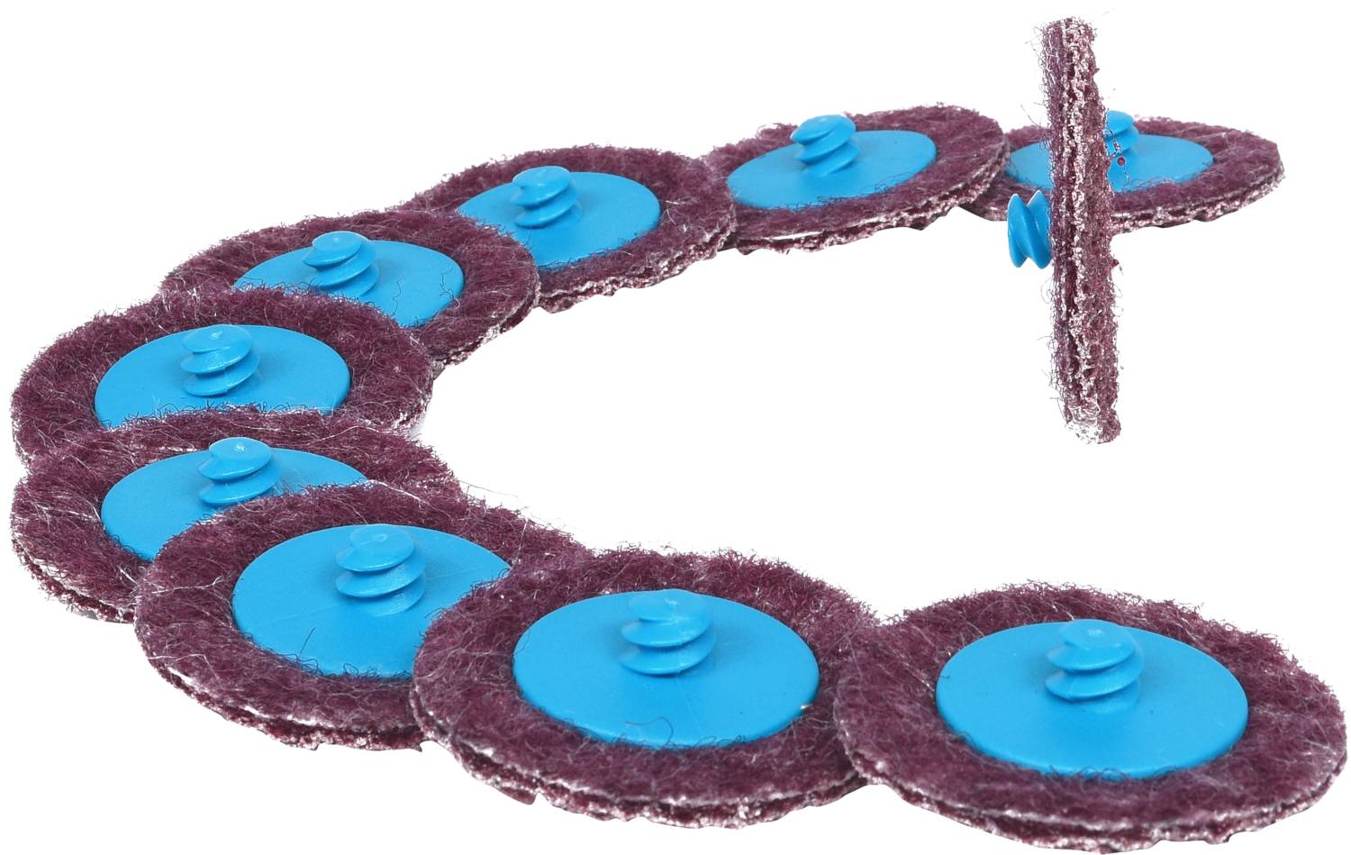 Mehrere Reinigungspads mit blauen Scheiben auf einer weißen Fläche. Sie sind in einer leicht gekrümmten Linie angeordnet.