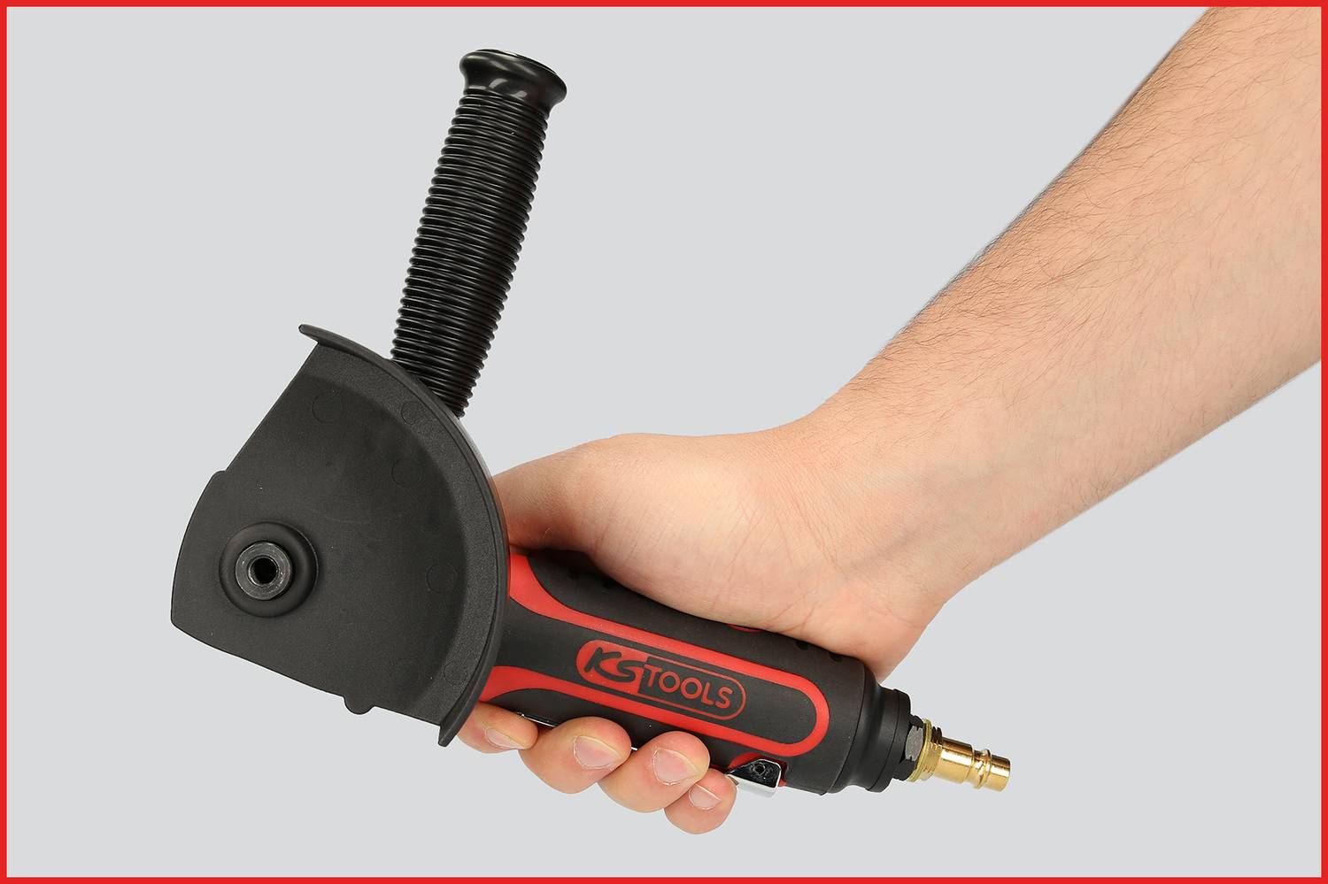 Eine Hand hält einen Winkelschleifer von KS Tools mit einem schwarzen Griff. Das Werkzeug ist für Schleif- und Schneidarbeiten gedacht.