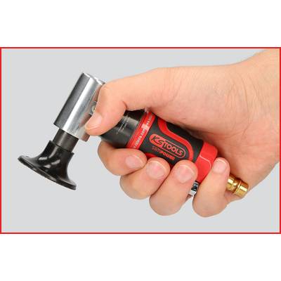Eine Hand hält ein rotes Druckluftwerkzeug von KS Tools mit rundem schwarzem Aufsatz, bereit für den Einsatz.