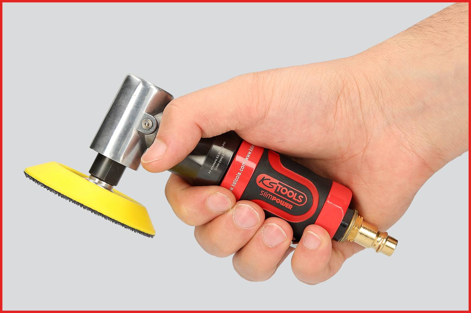 Eine Hand hält ein rot-schwarzes Werkzeug mit der Aufschrift 'KS TOOLS'. Das Gerät hat einen gelben, runden Kopf am Ende.