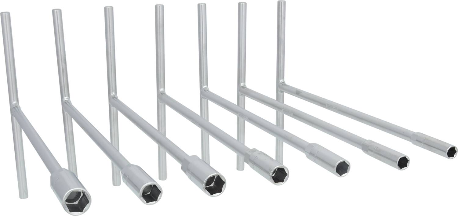 Ein Set aus sieben silbernen Winkelschlüsseln in verschiedenen Größen, ausgerichtet in einer Reihe auf einem weißen Hintergrund.