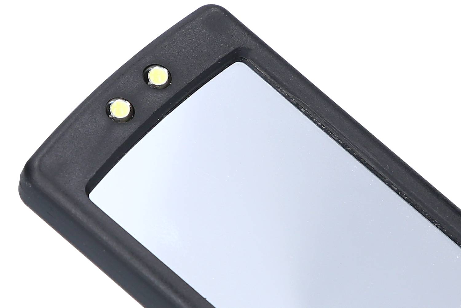 Ein vergrößertes Bild eines schwarzen Geräts mit zwei kleinen Lichtern auf der Oberseite.