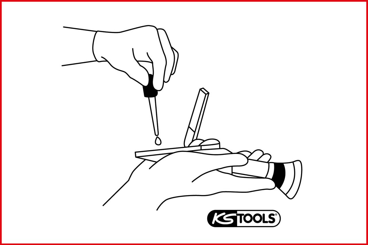 Hände testen Flüssigkeit mit einem Tropfen Werkzeug auf einem optischen Gerät. Markenlogo 'KS TOOLS' unten rechts.
