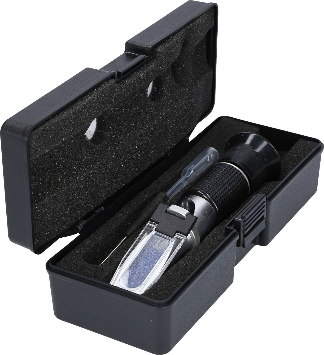 Ein Refraktometer in einem offenen schwarzen Etui mit Schaumstoffpolsterung, einem Pipetten-Zubehör und zwei vertieften Ablagen.