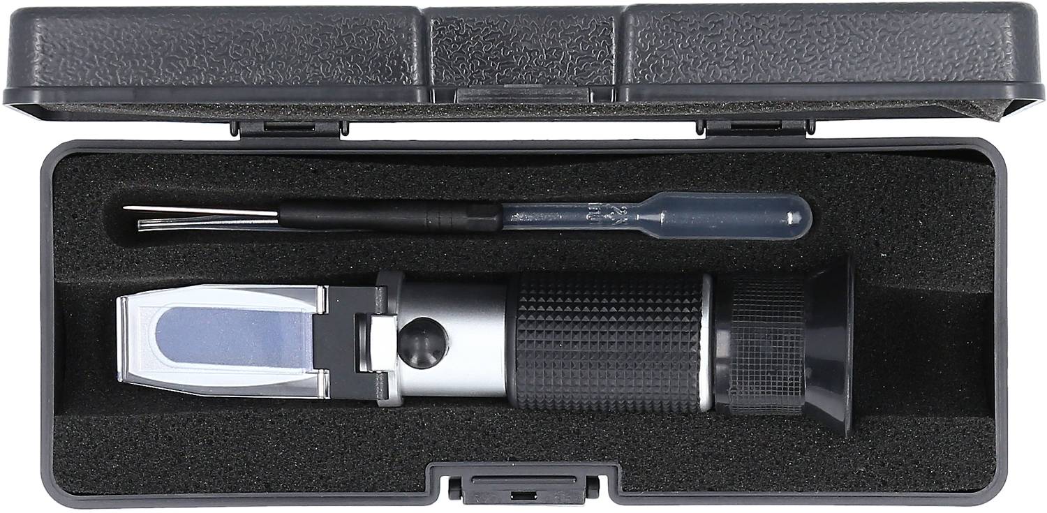 Refraktometer-Set in schwarzer Box: Optisches Messgerät mit Pipette und Schraubendreher, wird zur Bestimmung von Flüssigkeitsparametern verwendet.