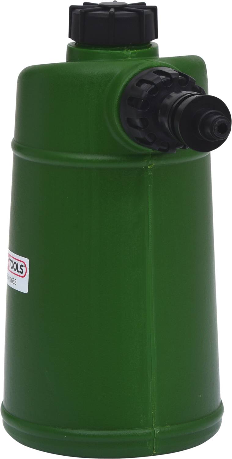 Grüne Öllampe mit schwarzem Griff und Deckel, seitlicher Beschriftung. Ideal für präzise Öl-Anwendungen in Werkstätten.