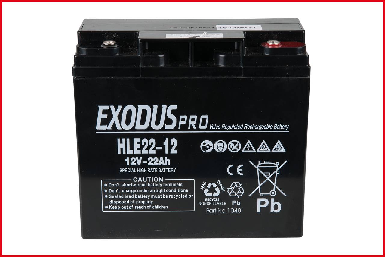 Schwarze Exodus Pro Batterie mit den Aufschriften 'HLE22-12', '12V-22Ah', und verschiedenen Warnhinweisen und Symbolen.
