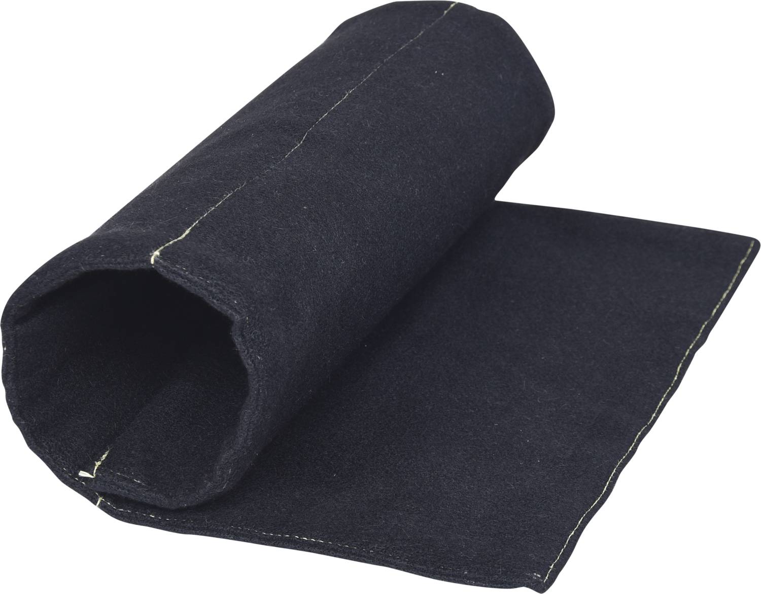 Eine zusammengerollte schwarze Filzdecke, leicht entrollt, auf einem weißen Hintergrund.