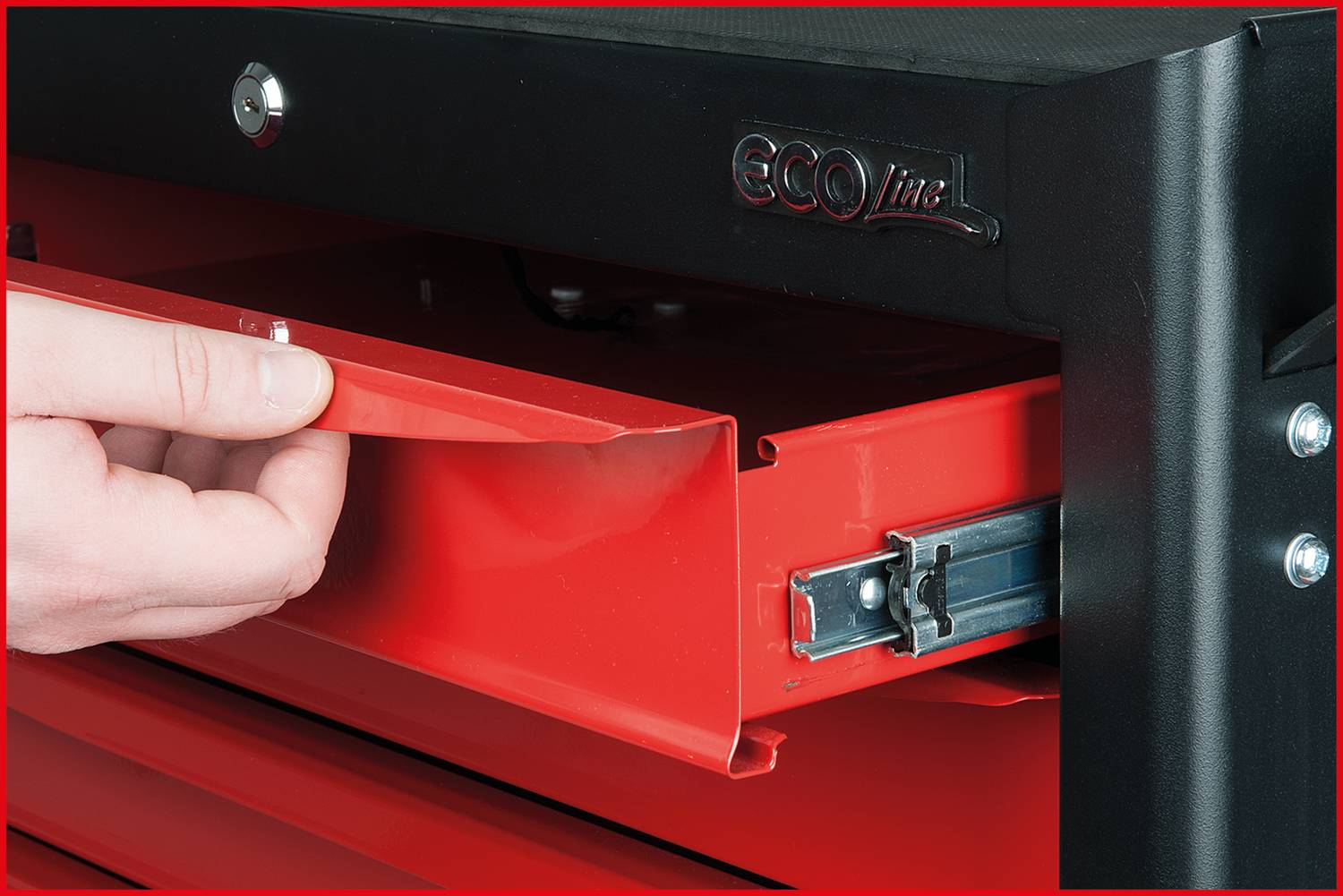 Eine Hand öffnet eine rote Schublade an einer Werkbank aus Metall. Im Hintergrund ist der Schriftzug 'ECO line' auf der Werkbank sichtbar.