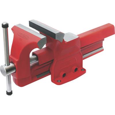 Ein roter Schraubstock aus Metall, montiert auf einer Werkbank. Er hat eine robuste Konstruktion und wird zum Halten von Werkstücken verwendet.