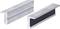 Zwei Aluminiumprofile in L-Form, eines mit glattem und eines mit geriffeltem Muster, auf weißem Hintergrund.