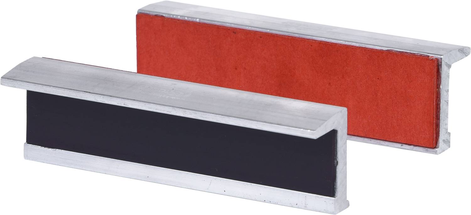 Zwei rechteckige, flache Magnete in L-Form, einer mit roter Oberfläche, der andere mit schwarzer. Sie stehen leicht versetzt nebeneinander.