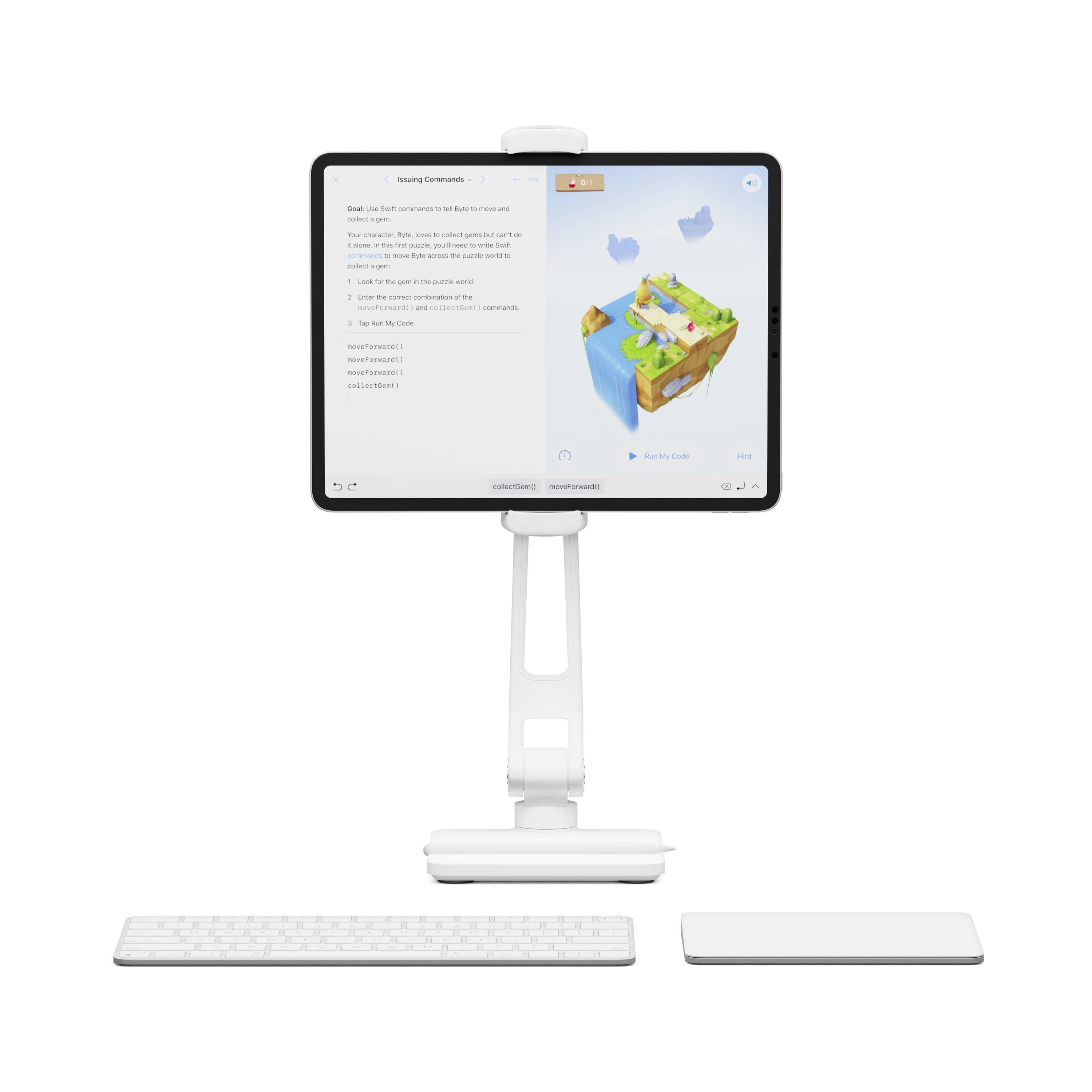 Eine Computerarbeitsstation mit Tablet auf Ständer, daneben drahtlose Tastatur und Maus. Auf dem Tablet ist eine App mit Text und Grafik geöffnet.