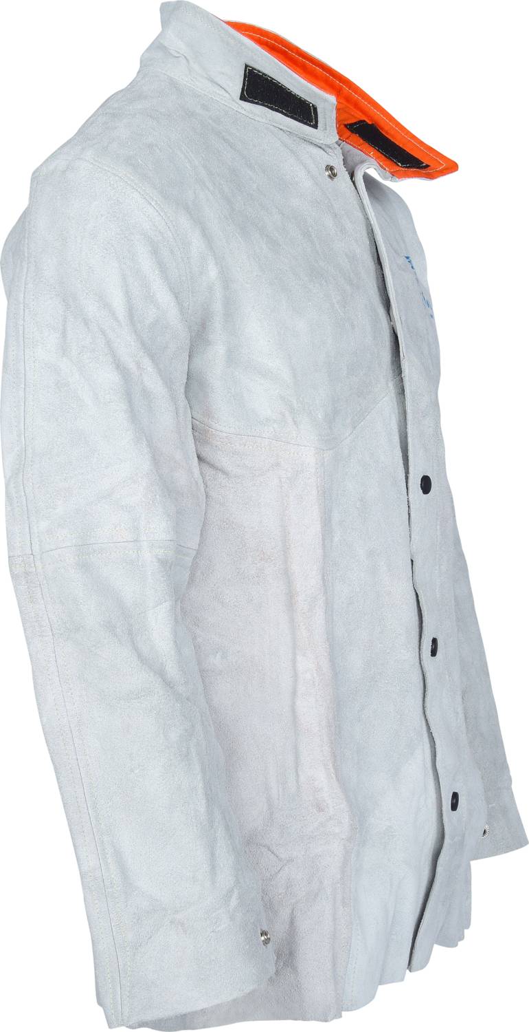 Weiße, langärmelige Jacke mit orangefarbenem Kragenfutter und Knöpfen an der Vorderseite.