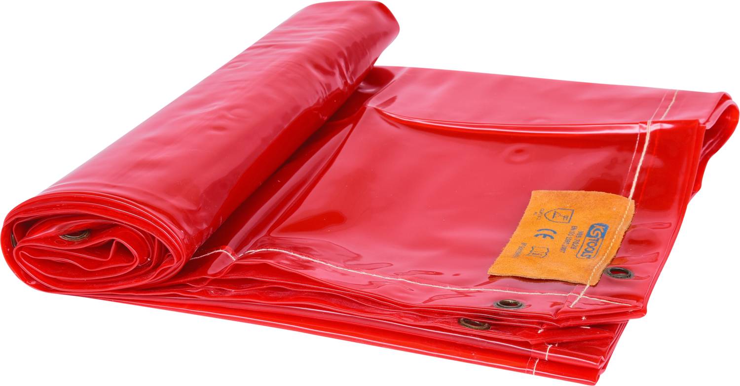 Roter, zusammengefalteter Planenstoff mit Ösen und Herstelleretikett, aufgerollt für Versand oder Lagerung.