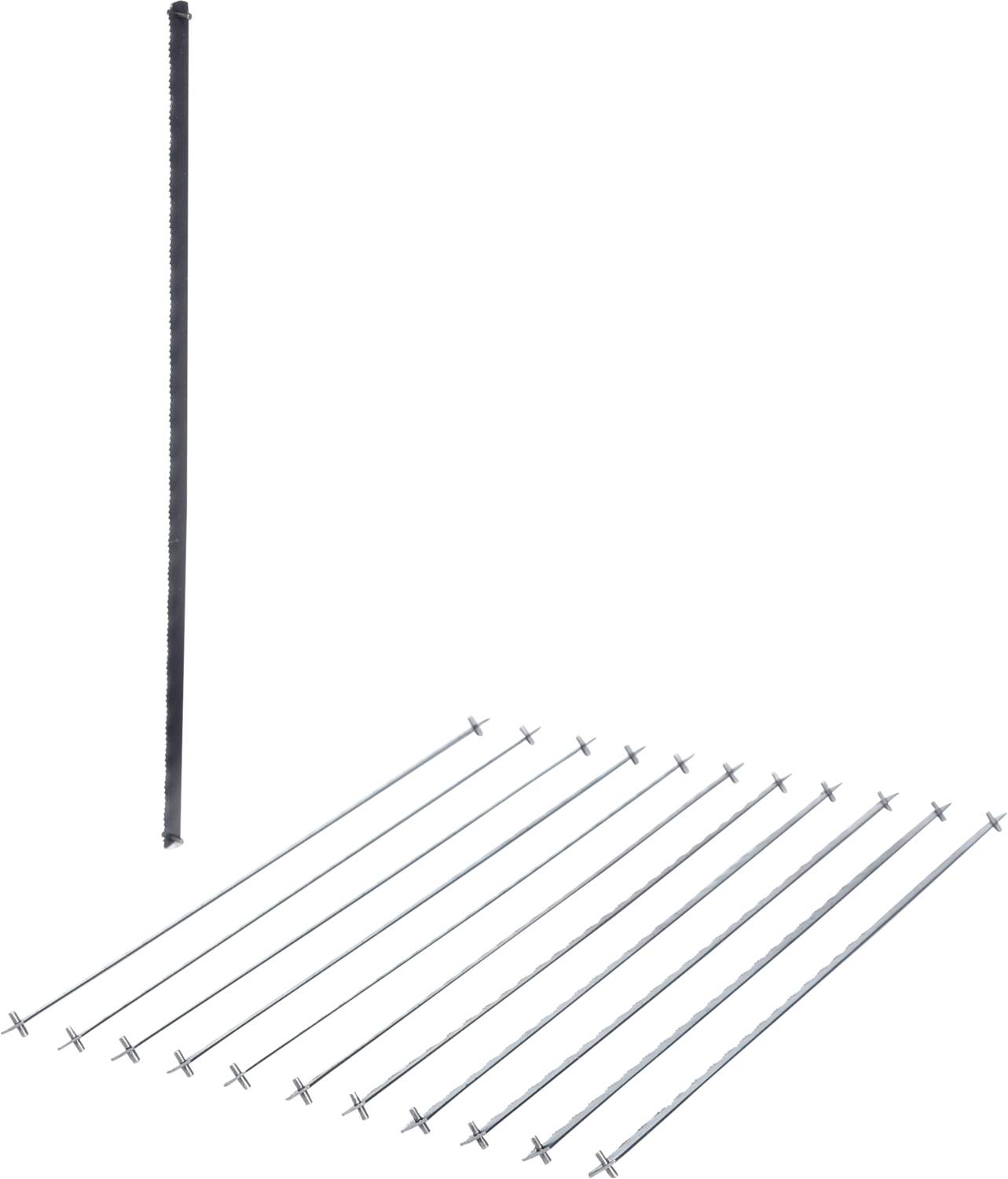 Ein Bündel von langen, dünnen Metallstäben liegt parallel auf dem Boden, während ein Stab senkrecht daneben steht.
