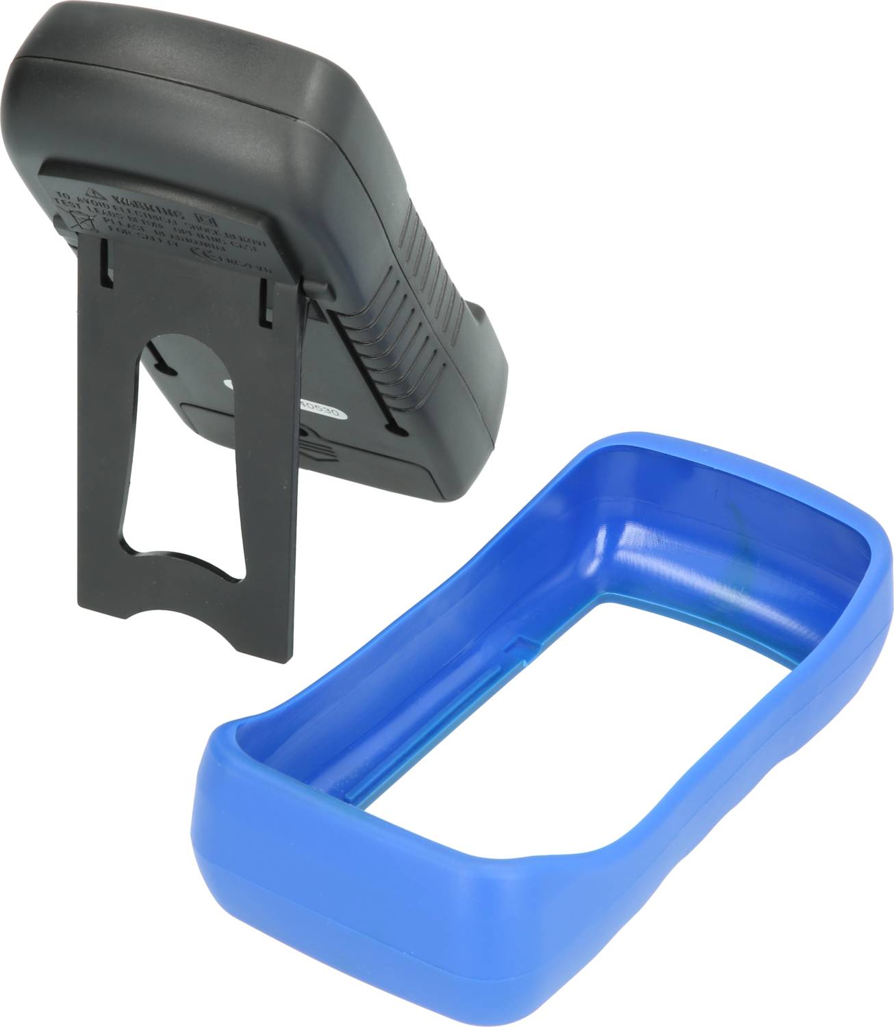 Ein digitales Gerät mit schwarzen Gehäuse und abnehmbarem blauen Schutzcover. Es steht auf einem ausklappbaren Ständer.