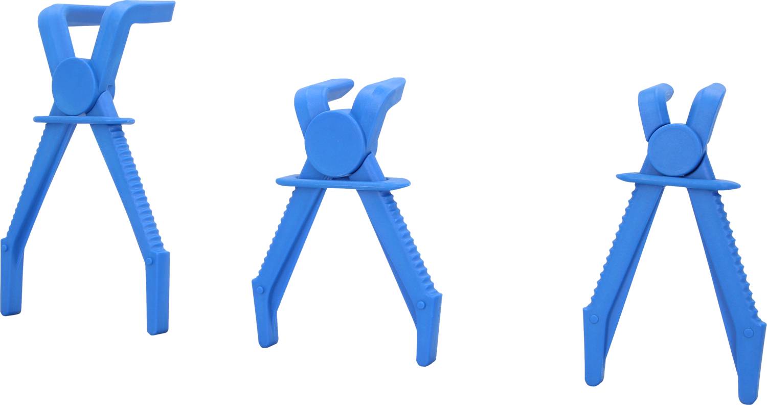 Drei blaue, identische Kunststoffzangen in unterschiedlichen Positionen auf weißem Hintergrund.