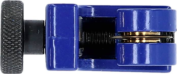 Ein blauer Rohrschneider mit schwarzem Griff am linken Ende. Er ist geöffnet und zeigt die Schneidklinge und das Einstellrad.
