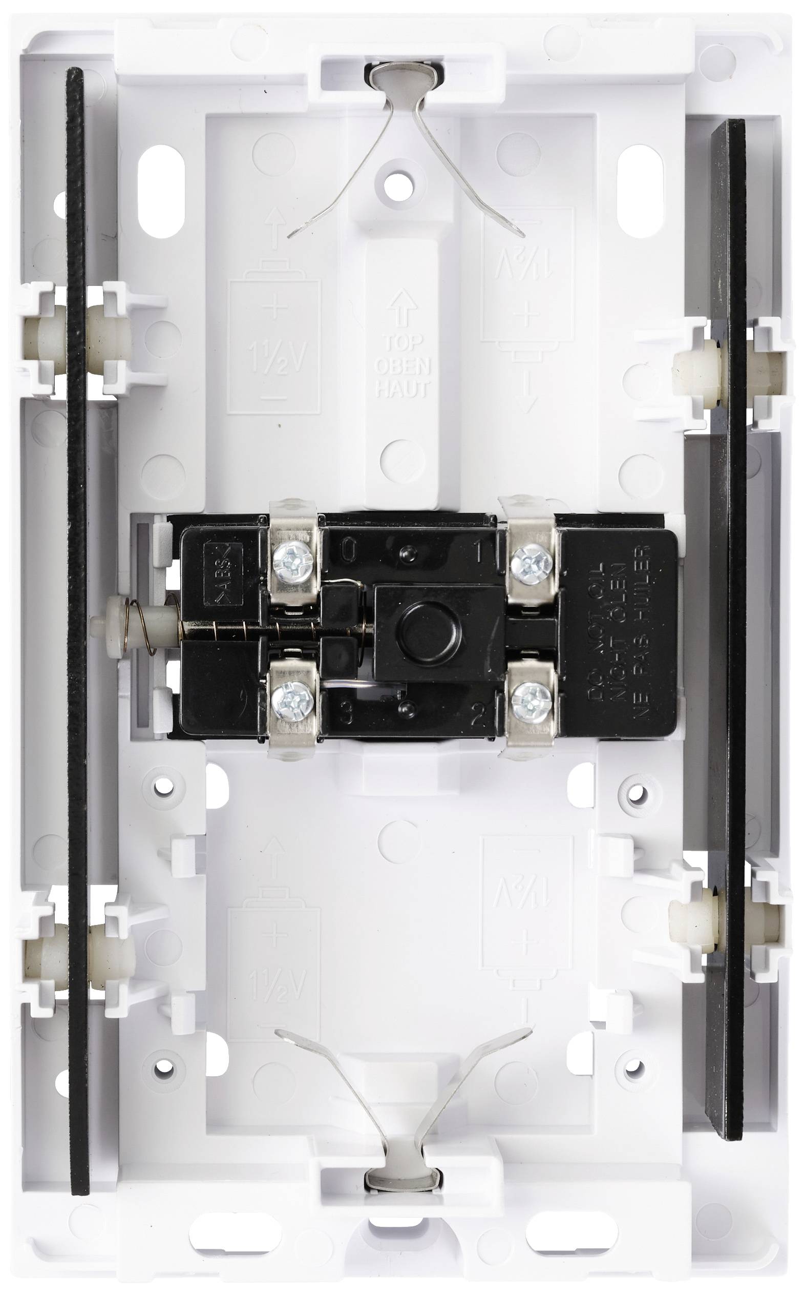 Ein geöffneter elektrischer Sicherungskasten mit sichtbaren Anschlüssen und Halterungen.